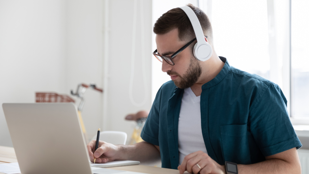 Focused,Young,Man,Businessman,Company,Worker,Employee,In,Glasses,Wearing